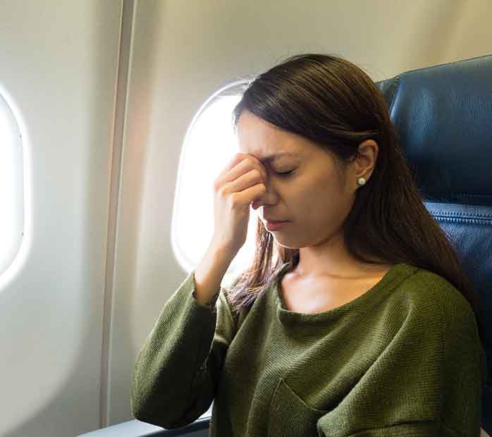 飛行機頭痛の原因と対策