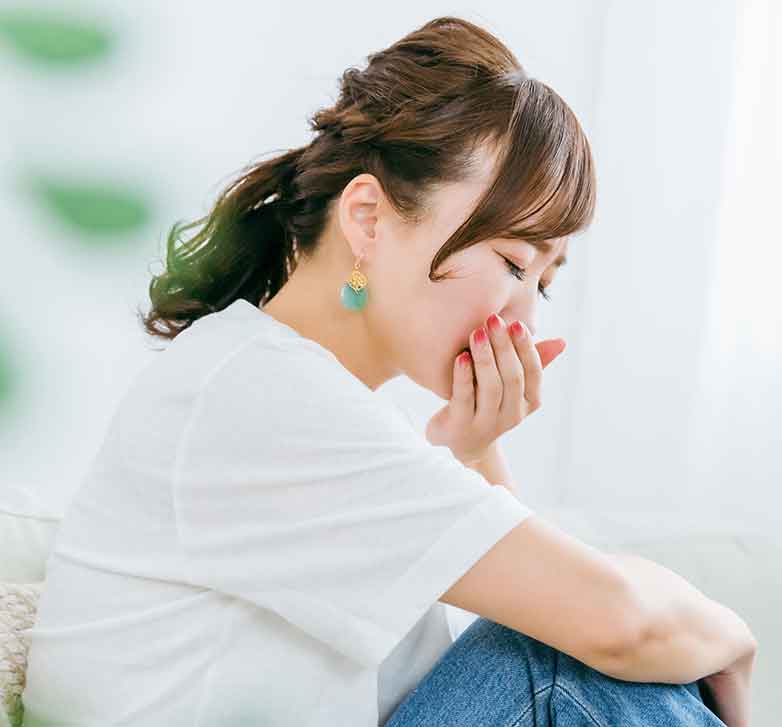 女性の頭痛と吐き気の原因